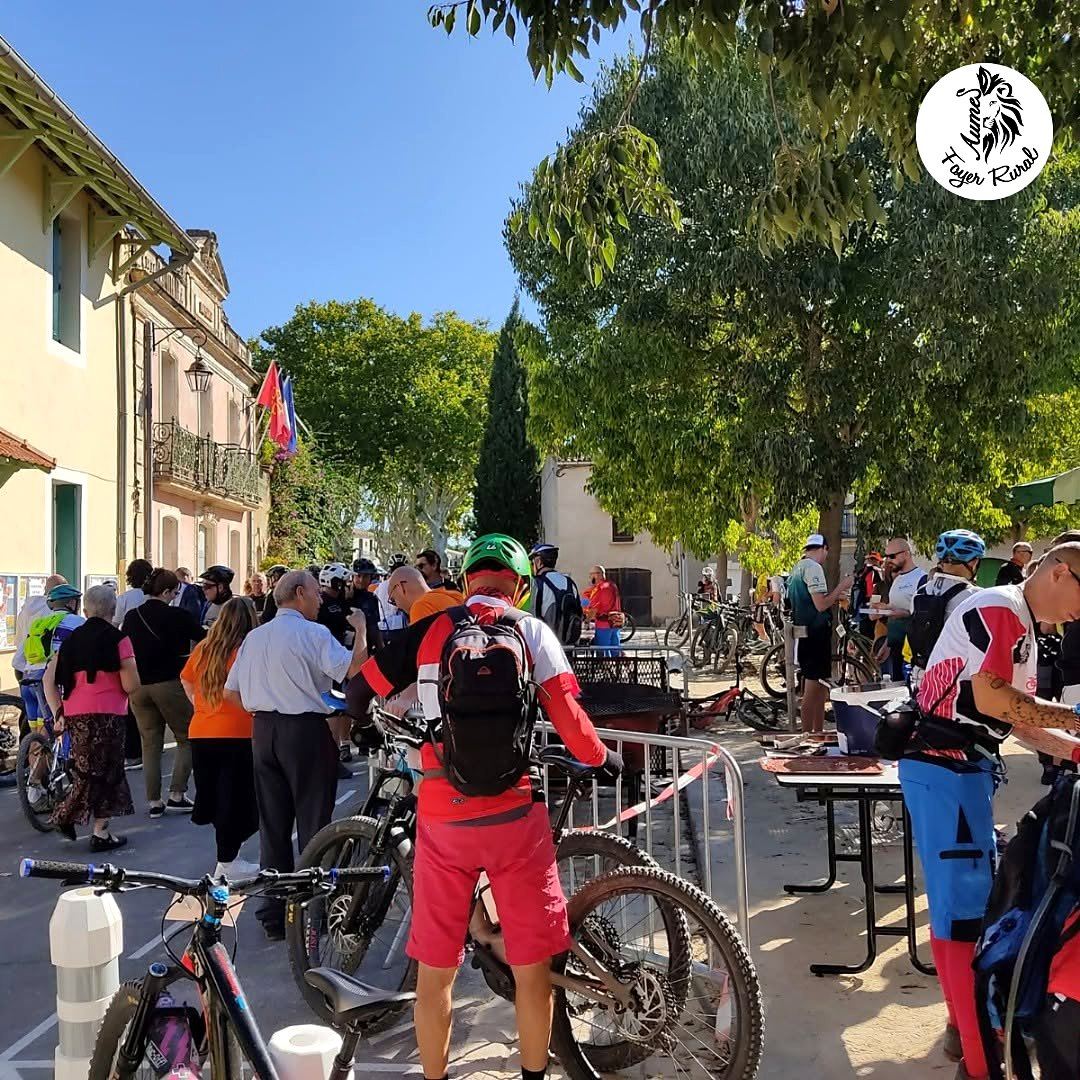 Vététistes rassemblés devant la mairie de Aumes au départ de la randonnée.